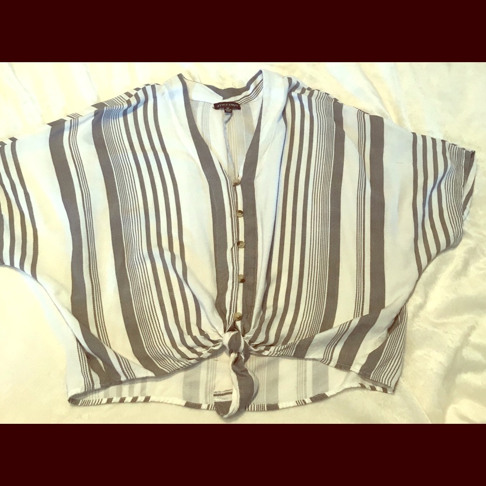 Crop striped blouse with front tie.